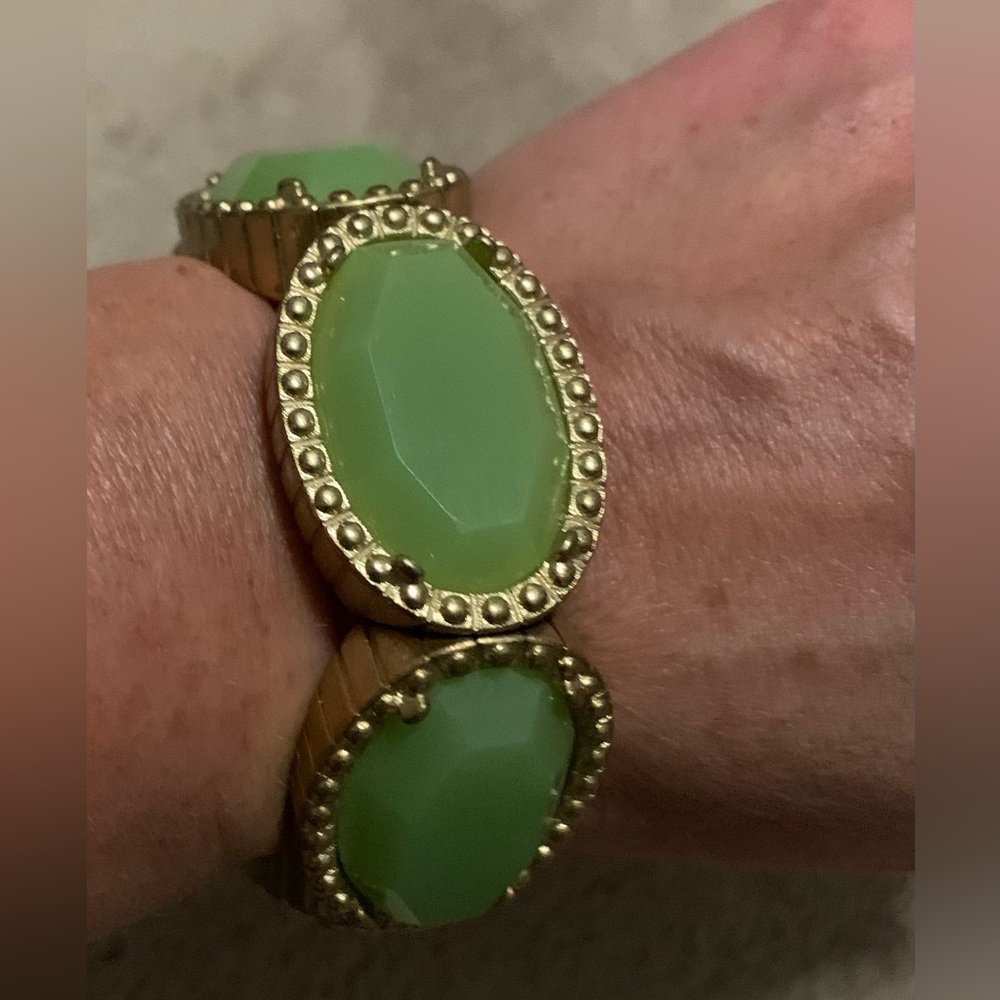 Vintage statement green and gold tone accent stretch bracelet